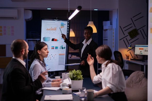 Empresaria con exceso de trabajo con estrategia financiera de lluvia de ideas de piel oscura _ Foto Gratis